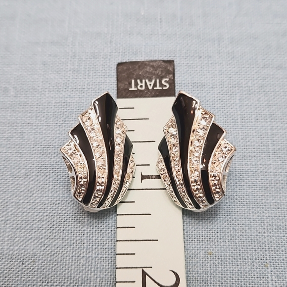 Women's Vintage Art Deco Clip Earrings - Picture 12 of 12